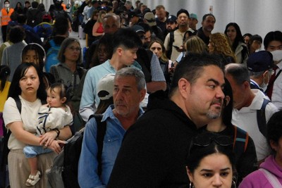 入国審査2時間待ち　成田空港、職員も悲鳴